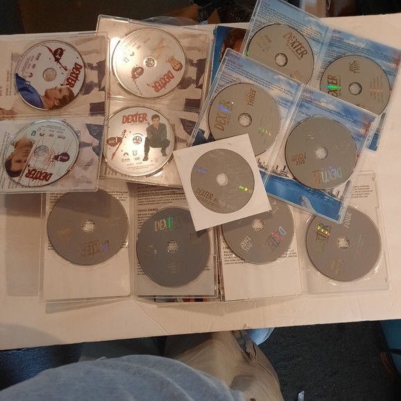 Dexter Seasons 1-3 DVDs and Bonus Disc Dexter Panel from Comic-Con - Picture 4 of 11